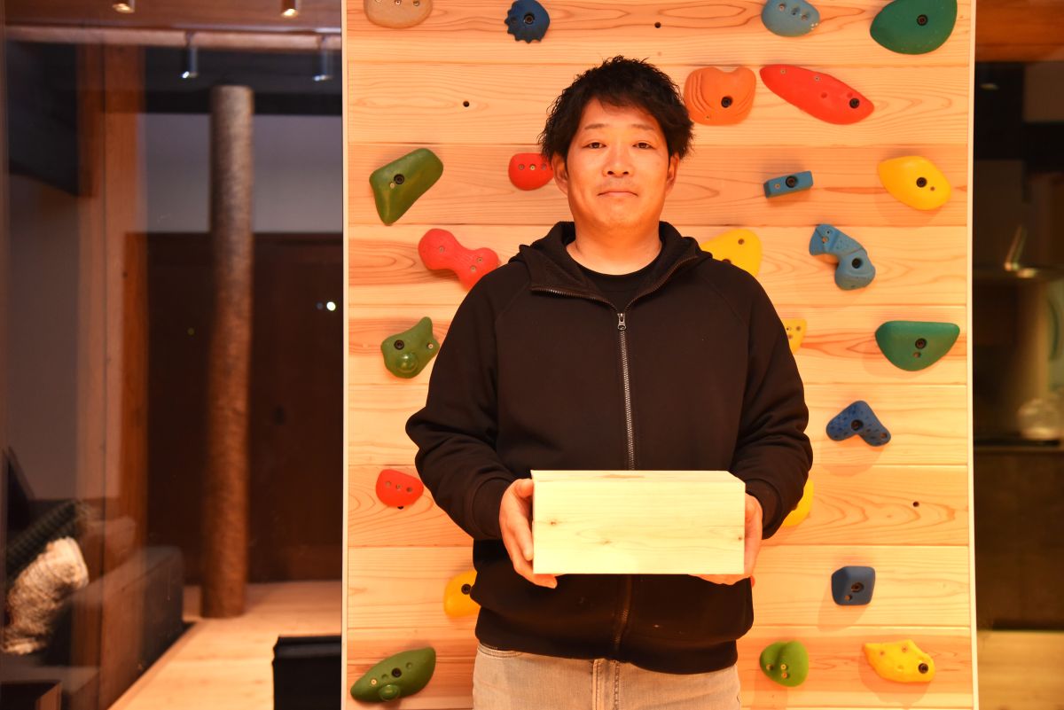 自らが建てた『檜牧ベース』室内にて