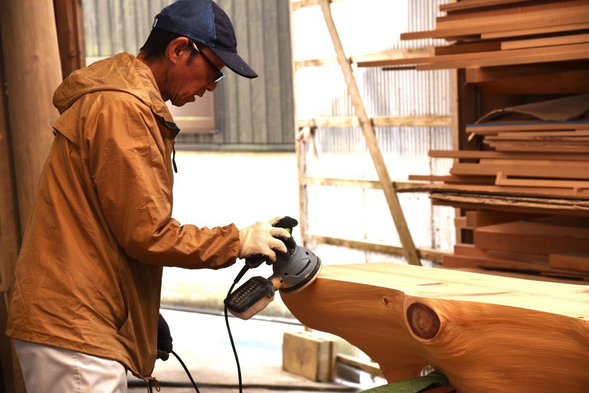 製材所で従事する職人さん