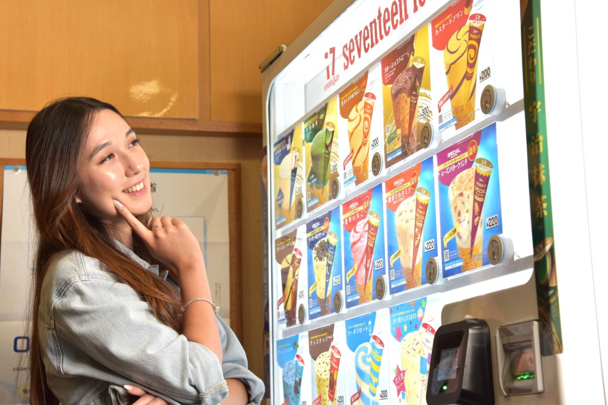 入口には人気の17アイスの自販機もある