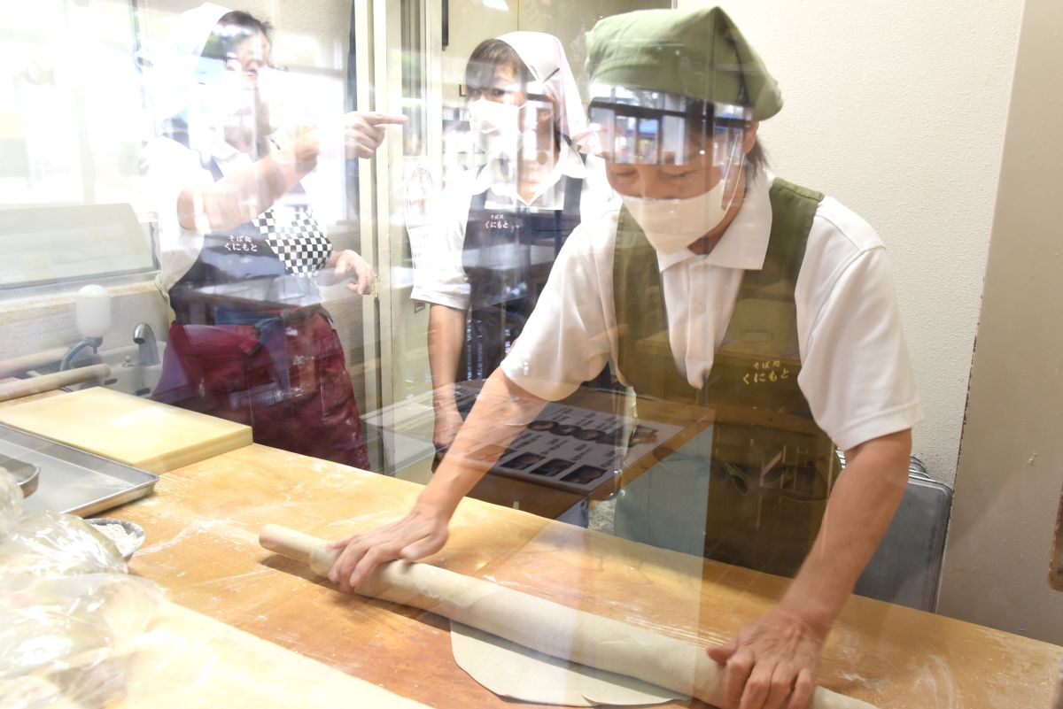 毎朝開店前の9時にそば打ちをおこなっている