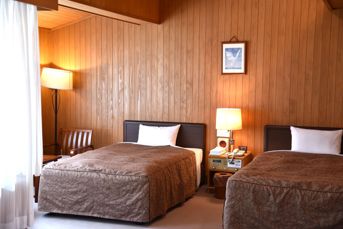 間接照明が優しいツインベッドの洋室