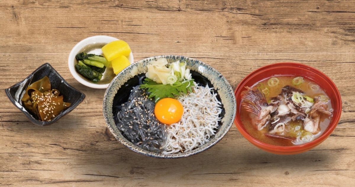 朝採れの生しらす丼も人気