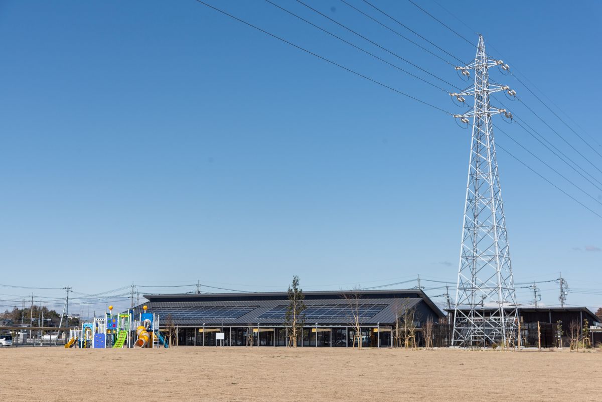 公園内（写真中央）に産直店「えにし」があります
