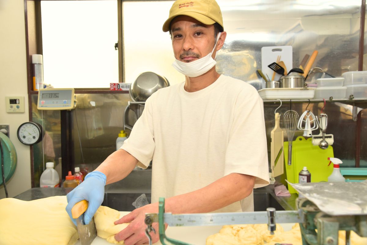 通常の食パンの倍の時間をかけているという鈴木さん