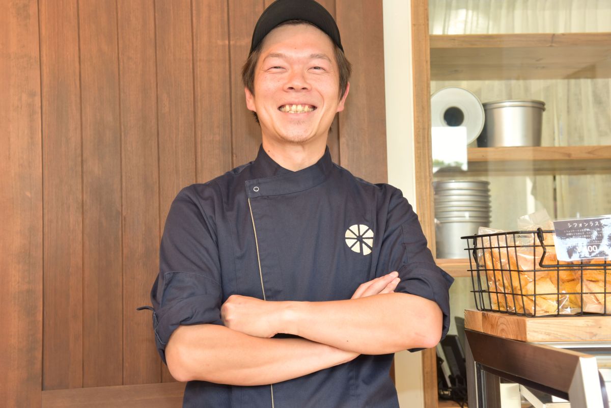 まず『黄金濃厚プレーン』を食べてみてください!と語る志村さん