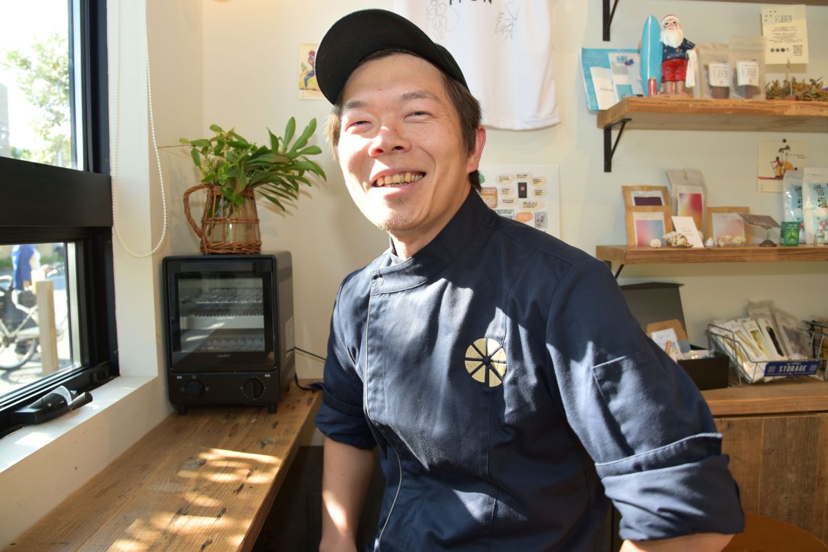 茅ヶ崎の地にお店をオープンしたきっかけを語る志村さん