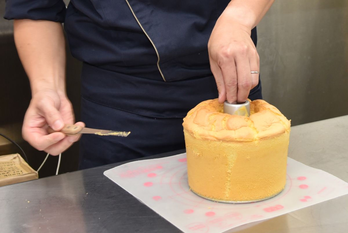 シフォンケーキをつくる志村さん